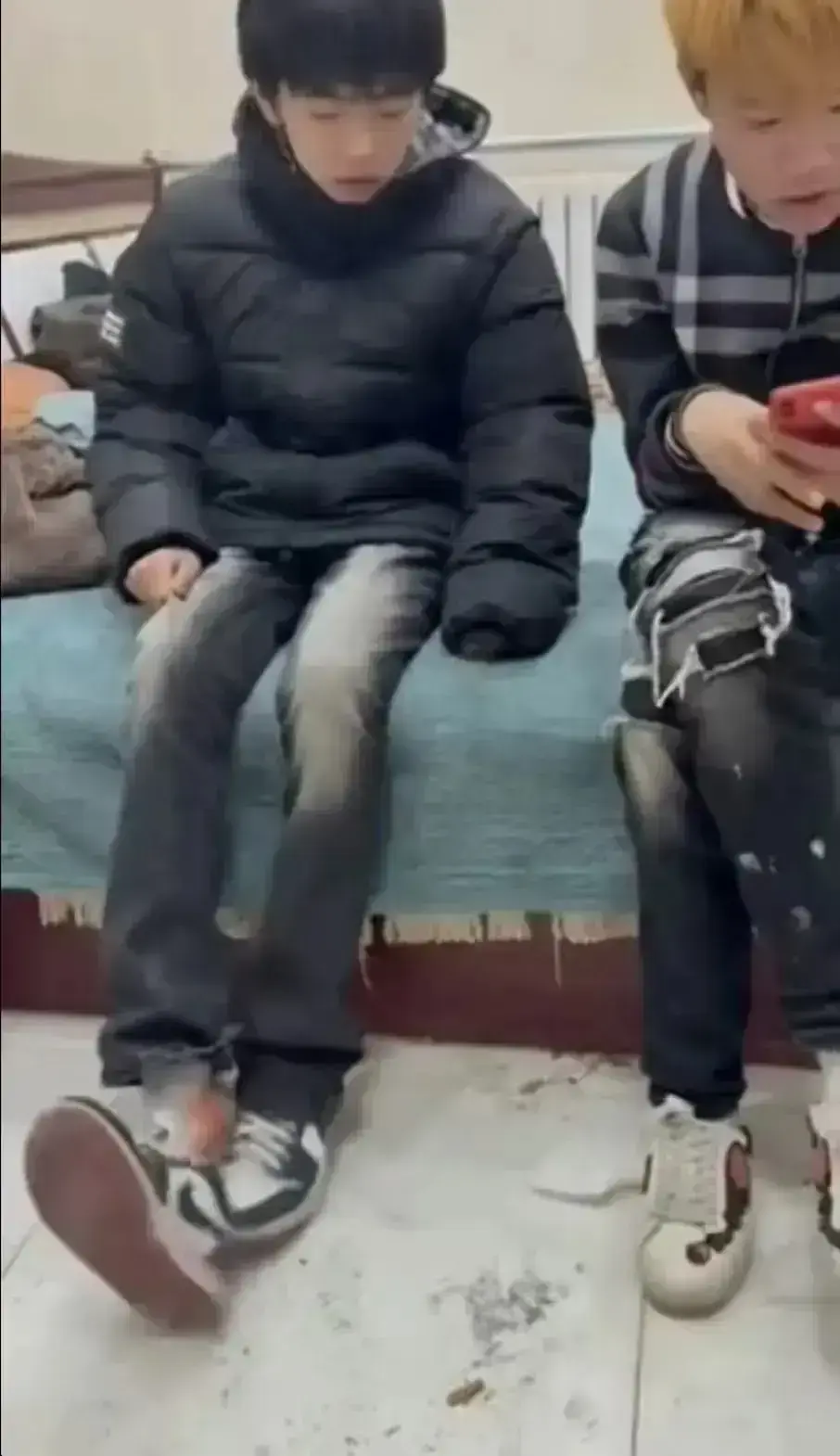 《校园轻奢男孩事件相关视频》